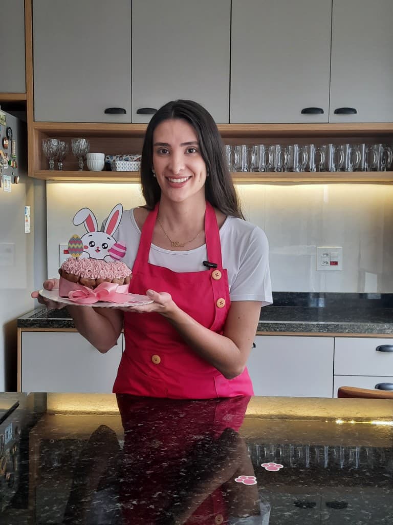 Chef Flávia na cozinha com bolo decorado para pets — Confeitaria Pet